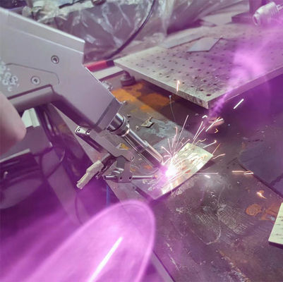 Un buon prezzo. Linguaggio di sistema personalizzato Testa di saldatura laser 2000W Potenza applicabile per la saldatura in linea