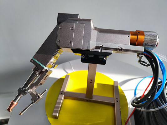 Un buon prezzo. Perfeziona la saldatura con 150 teste di saldatura laser a fibra focale e potenza fino a 3000W in linea