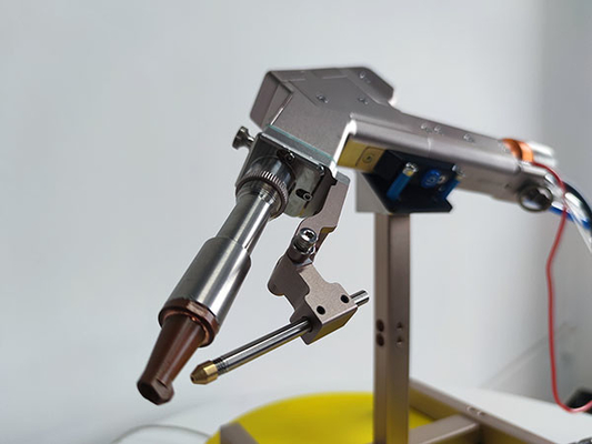 Un buon prezzo. Macchina di saldatura portatile da 3000w con linea di controllo di 1 km per acciaio / acciaio inossidabile / alluminio in linea